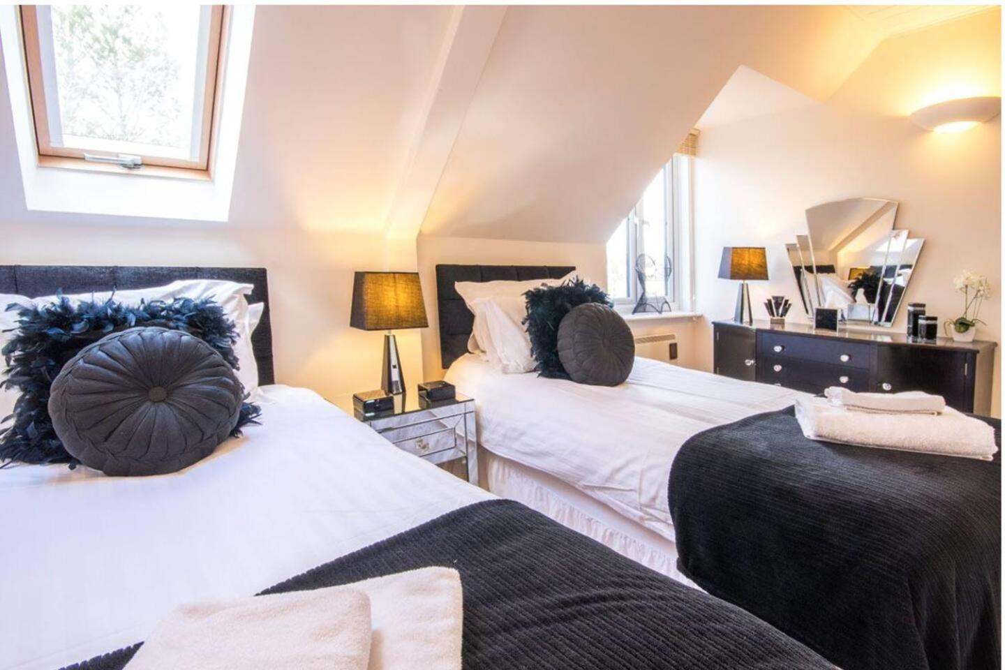 Luxury Kingfisher Lodge, Isis Lake, Within The Cotswold Waterpark Cirencester Exterior foto