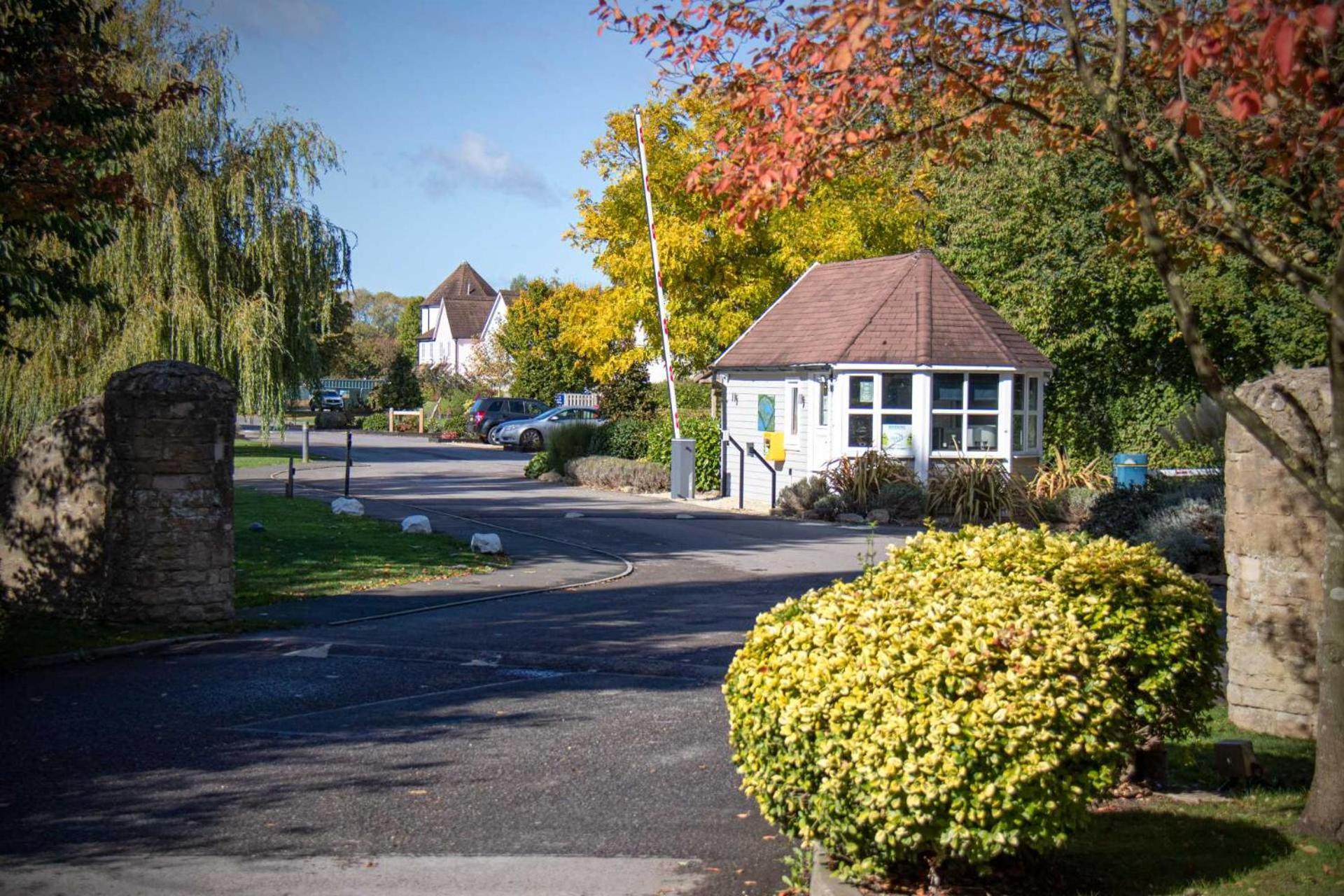 Luxury Kingfisher Lodge, Isis Lake, Within The Cotswold Waterpark Cirencester Exterior foto
