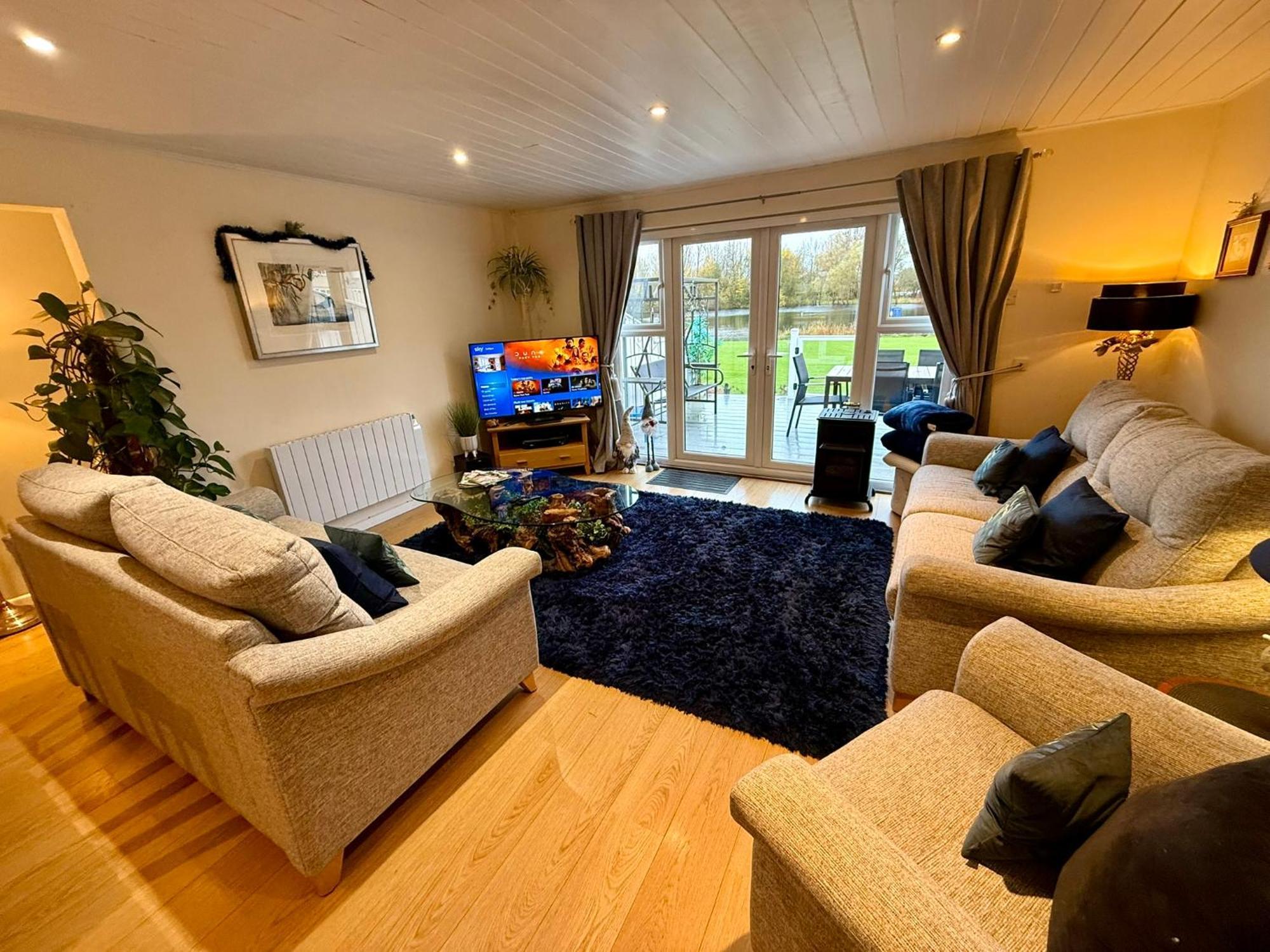 Luxury Kingfisher Lodge, Isis Lake, Within The Cotswold Waterpark Cirencester Exterior foto