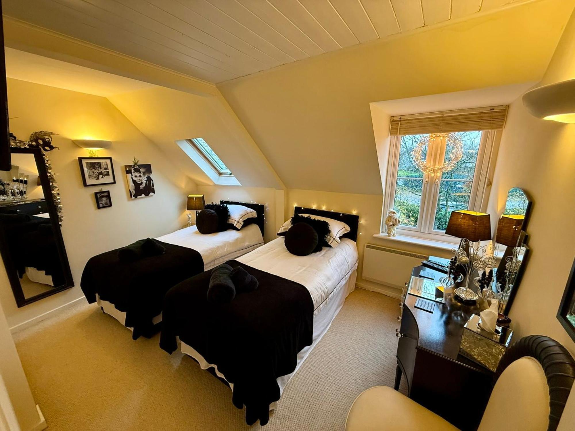 Luxury Kingfisher Lodge, Isis Lake, Within The Cotswold Waterpark Cirencester Exterior foto