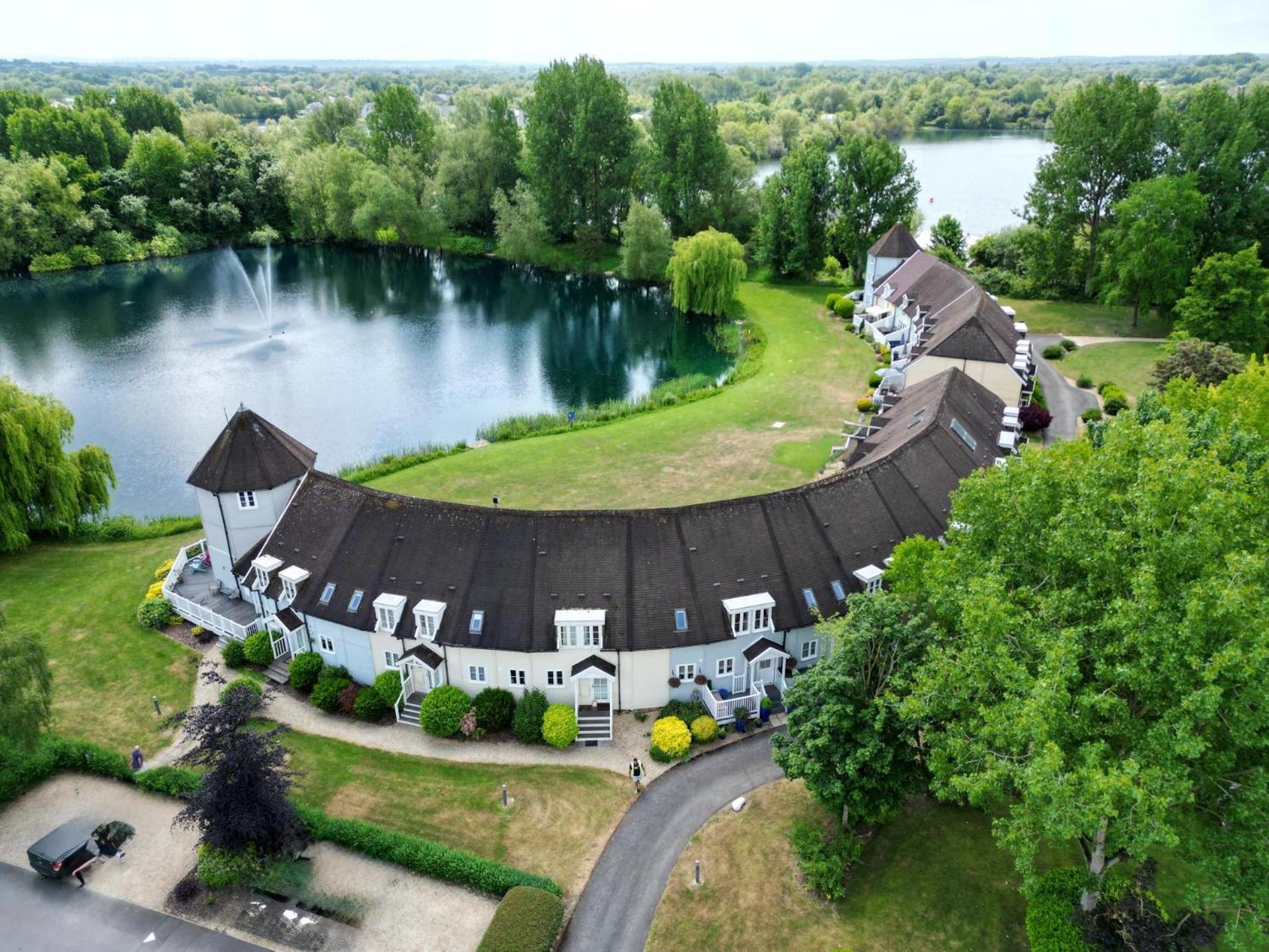 Luxury Kingfisher Lodge, Isis Lake, Within The Cotswold Waterpark Cirencester Exterior foto