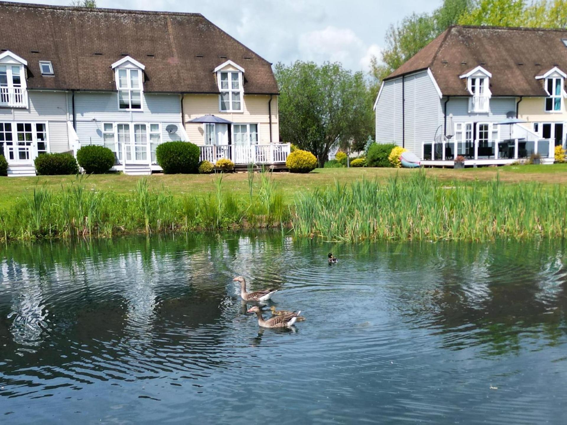 Luxury Kingfisher Lodge, Isis Lake, Within The Cotswold Waterpark Cirencester Exterior foto