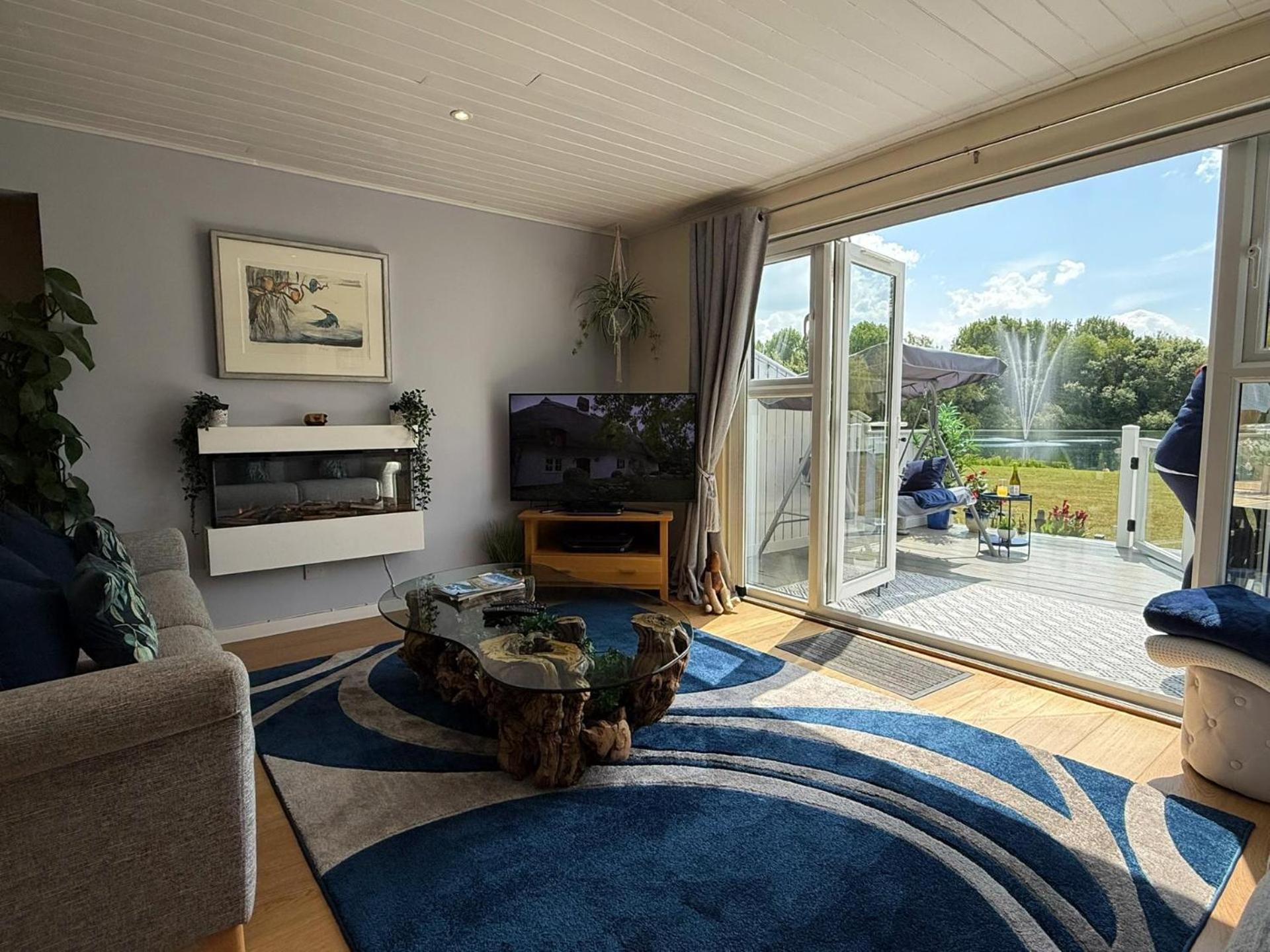 Luxury Kingfisher Lodge, Isis Lake, Within The Cotswold Waterpark Cirencester Exterior foto